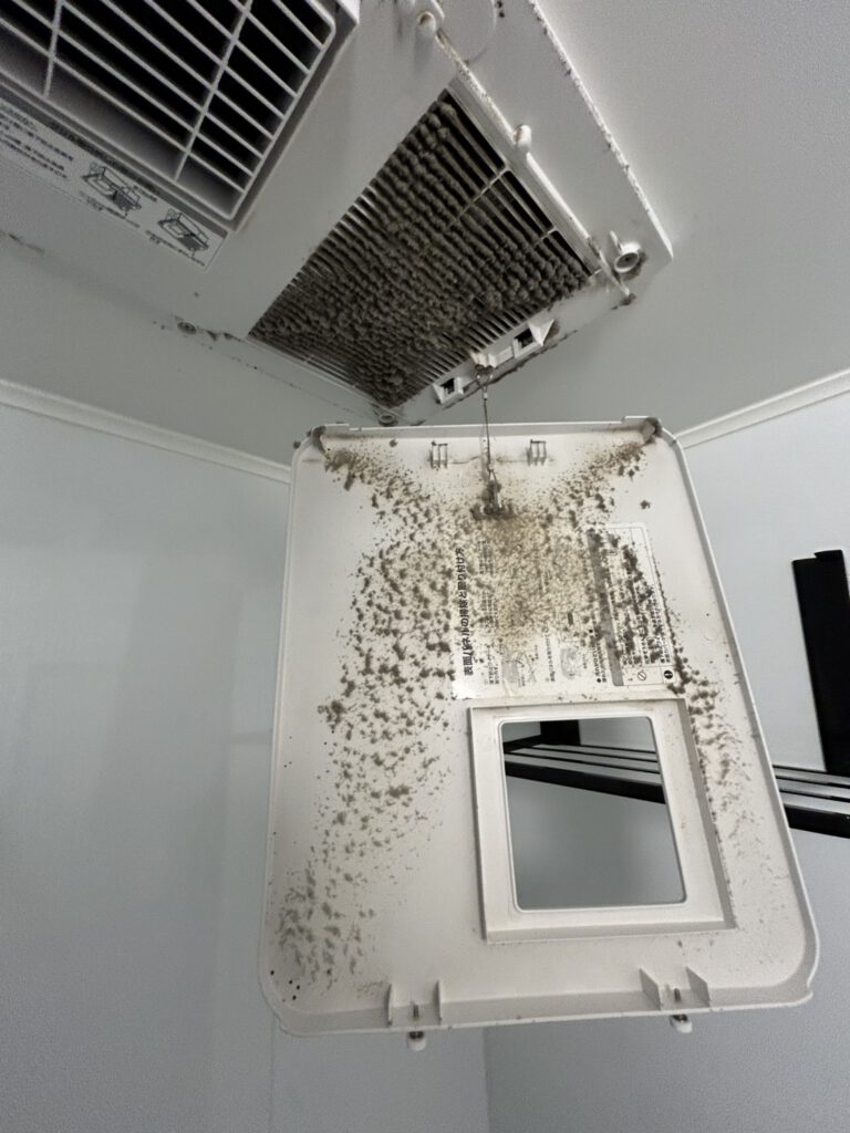 浴室換気扇内部洗浄Before